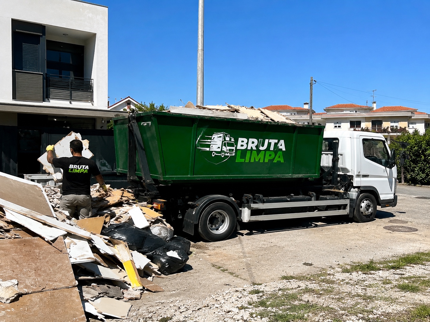 Camião Bruta Limpa e equipa a recolher entulho numa habitação em Portugal